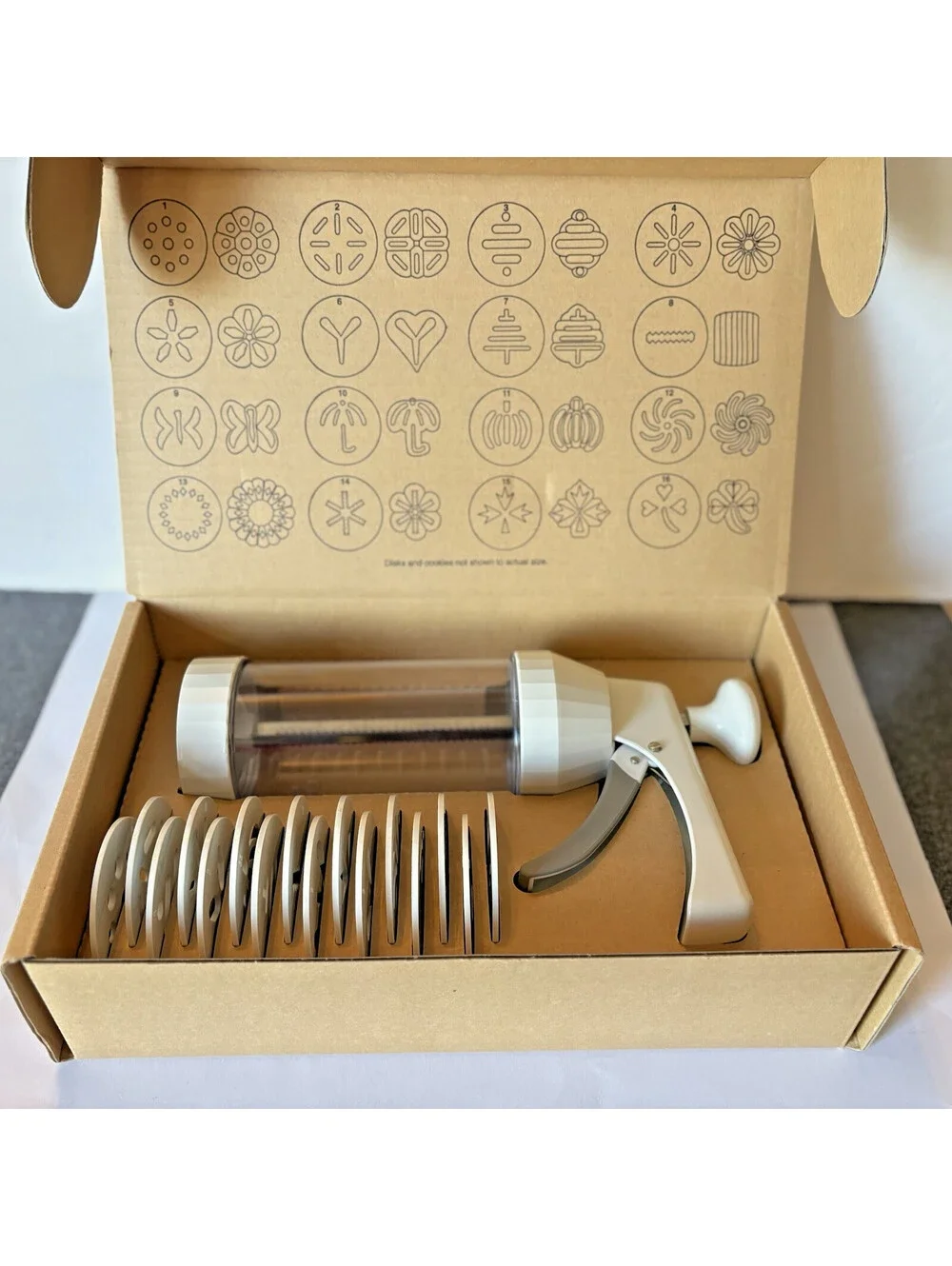 The Pampered Chef Cookie Press 16 Discs #1525